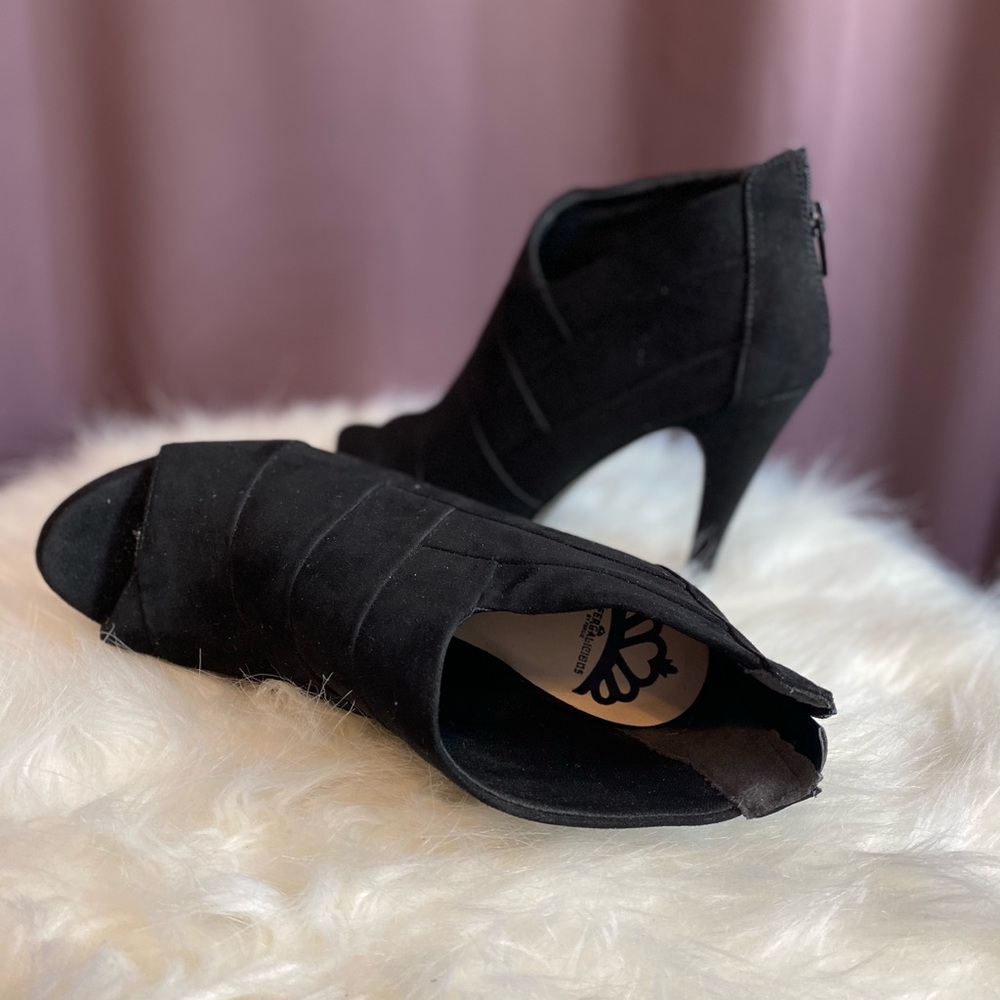 Open toe peep toe heel  by Fergie